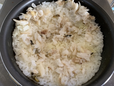 メバルの身をほぐしお米と混ぜ合わせます