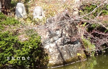亀が泳ぐ　清水寺のみどり池の　お地蔵さん