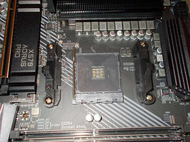第 3 世代 Ryzen CPU（Zen 2）でこだわりの自作 PC を仮組！テストベンチ動作確認編、マザーボード GIGABYTE X570 AORUS PRO rev.1.0 に CPU AMD Ryzen 7 3700X 装着、マザーボード GIGABYTE X570 AORUS PRO rev.1.0 AM4 CPU ソケット