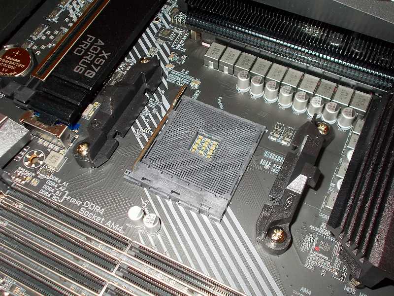 第 3 世代 Ryzen CPU（Zen 2）でこだわりの自作 PC を仮組！テストベンチ動作確認編、マザーボード GIGABYTE X570 AORUS PRO rev.1.0 に CPU AMD Ryzen 7 3700X 装着、マザーボード GIGABYTE X570 AORUS PRO rev.1.0 AM4 CPU ソケット