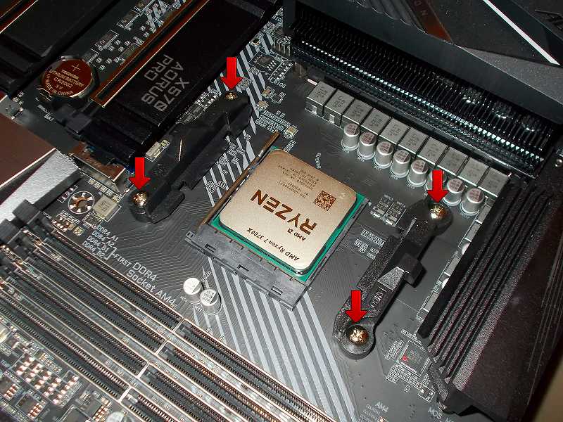 第 3 世代 Ryzen CPU（Zen 2）でこだわりの自作 PC を仮組！テストベンチ動作確認編、CPU クーラー Thermalright Silver Arrow 130 装着、AMD リテンションブラケットを固定しているネジ 4本を外す