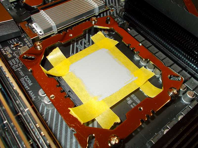 第 3 世代 Ryzen CPU（Zen 2）でこだわりの自作 PC を仮組！テストベンチ動作確認編、CPU クーラー Thermalright Silver Arrow 130 装着、3M 塗装用マスキングテープ M40J-12 を CPU に貼り、CPU グリス Thermalright TF8 Thermal Paste 塗布、カードを使って均一に塗り拡げる