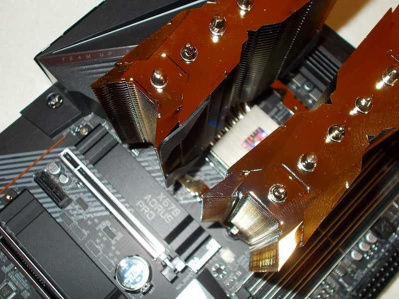 第 3 世代 Ryzen CPU（Zen 2）でこだわりの自作 PC を仮組！テストベンチ動作確認編、CPU クーラー Thermalright Silver Arrow 130 装着、固定用マウント（Anchoring Mount）をセットして固定してあること、Thermalright Silver Arrow 130 ヒートシンク受熱ベースプレートの保護フィルムがはがしてあること、CPU グリスが塗布されていることを確認して、Thermalright Silver Arrow 130 ヒートシンクを設置