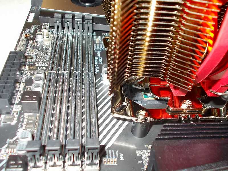 第 3 世代 Ryzen CPU（Zen 2）でこだわりの自作 PC を仮組！テストベンチ動作確認編、CPU クーラー Thermalright Silver Arrow 130 装着、CPU クーラー Thermalright Silver Arrow 130 装着後の DDR4 メモリソケット付近