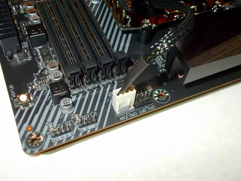 第 3 世代 Ryzen CPU（Zen 2）でこだわりの自作 PC を仮組！テストベンチ動作確認編、CPU クーラー Thermalright Silver Arrow 130 装着、CPU クーラー Thermalright Silver Arrow 130 装着後、TY-127BP PWM ファンケーブルを GIGABYTE X570 AORUS PRO rev.1.0 の CPU_FAN コネクタに接続