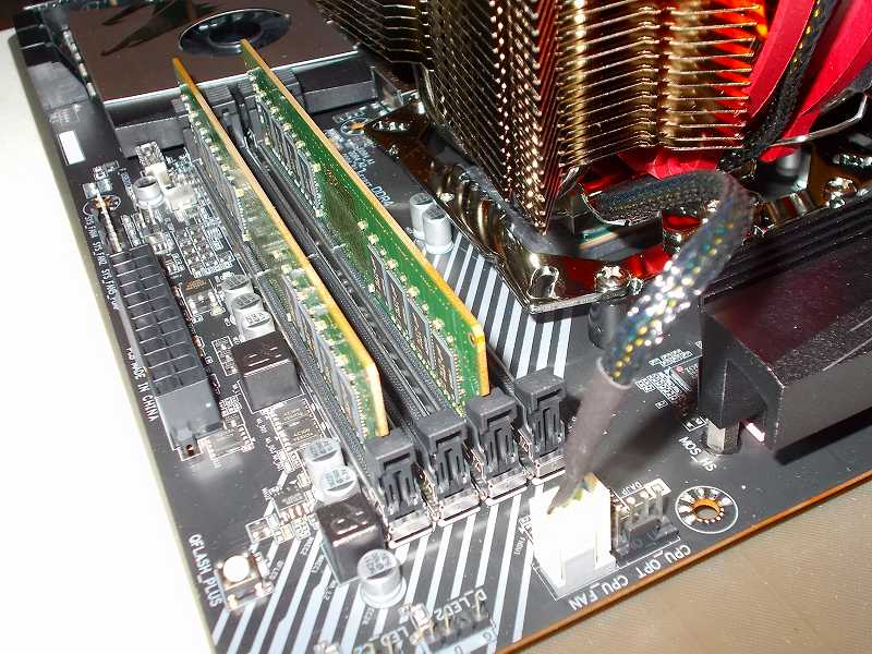 第 3 世代 Ryzen CPU（Zen 2）でこだわりの自作 PC を仮組！テストベンチ動作確認編、メモリ Crucial DDR4-3200 CT2K16G4DFD832A 2枚（32GB）をマザーボード GIGABYTE X570 AORUS PRO rev.1.0 A2・B2 DDR4 メモリスロットに装着