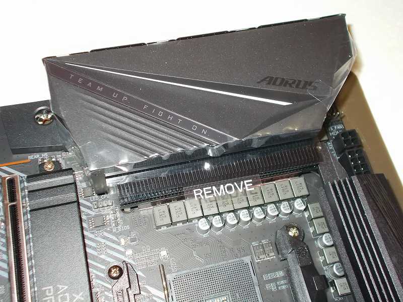 第 3 世代 Ryzen CPU（Zen 2）でこだわりの自作 PC を仮組！テストベンチ動作確認編、マザーボード GIGABYTE X570 AORUS PRO rev.1.0 一体型 I/O バックパネル保護フィルム