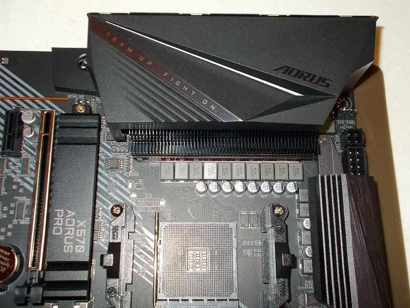 第 3 世代 Ryzen CPU（Zen 2）でこだわりの自作 PC を仮組！テストベンチ動作確認編、マザーボード GIGABYTE X570 AORUS PRO rev.1.0 一体型 I/O バックパネル保護フィルムはがし