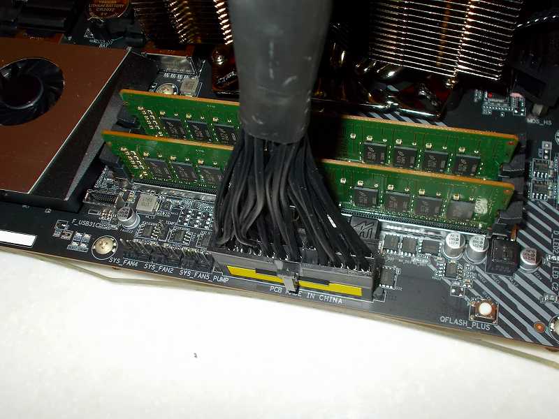 第 3 世代 Ryzen CPU（Zen 2）でこだわりの自作 PC を仮組！テストベンチ動作確認編、電源ユニット Corsair RM850x - ATX 24（20＋4）ピン 電源モジュラーケーブルをマザーボード GIGABYTE X570 AORUS PRO rev.1.0 24 ピン ATX メイン電源コネクタへ接続