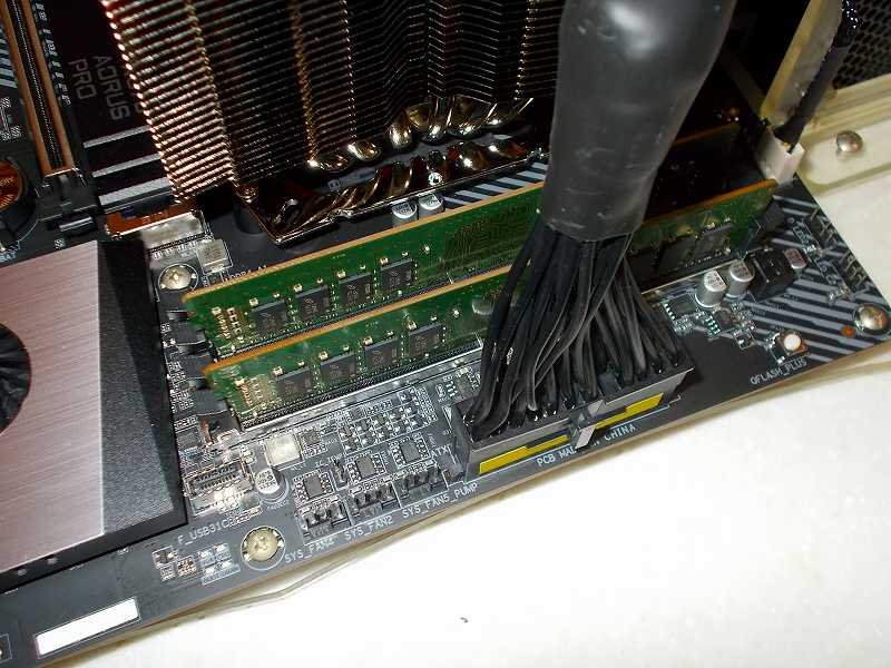第 3 世代 Ryzen CPU（Zen 2）でこだわりの自作 PC を仮組！テストベンチ動作確認編、電源ユニット Corsair RM850x - ATX 24（20＋4）ピン 電源モジュラーケーブルをマザーボード GIGABYTE X570 AORUS PRO rev.1.0 24 ピン ATX メイン電源コネクタへ接続