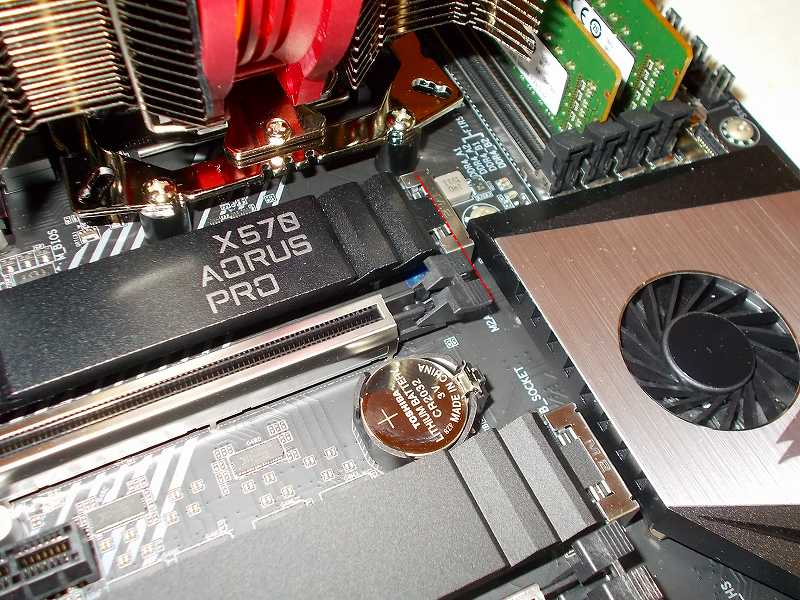 第 3 世代 Ryzen CPU（Zen 2）でこだわりの自作 PC を仮組！テストベンチ動作確認編、マザーボード GIGABYTE X570 AORUS PRO rev.1.0 - PCI Express x16 スロット ロック解除位置