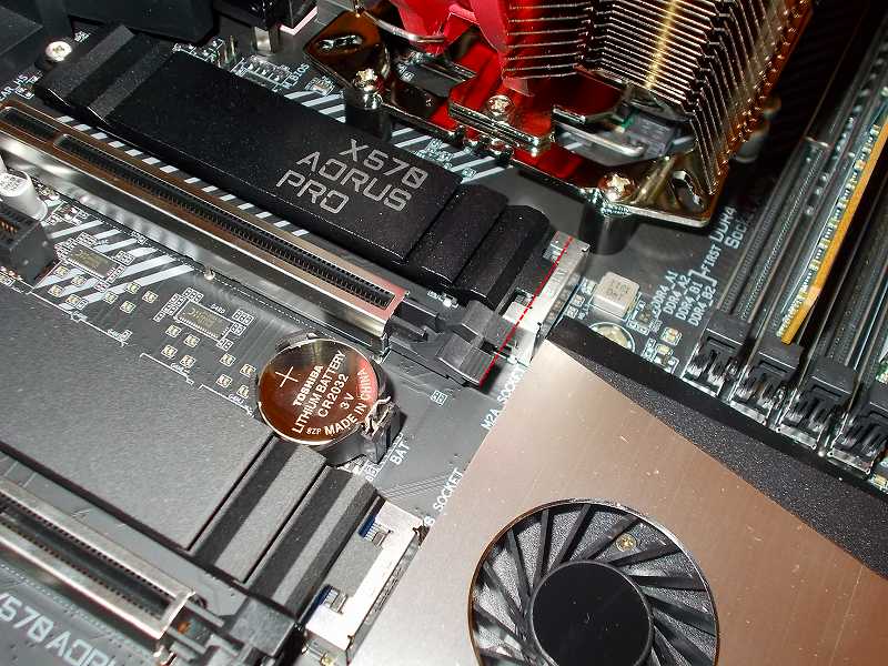 第 3 世代 Ryzen CPU（Zen 2）でこだわりの自作 PC を仮組！テストベンチ動作確認編、マザーボード GIGABYTE X570 AORUS PRO rev.1.0 - PCI Express x16 スロット ロック解除位置