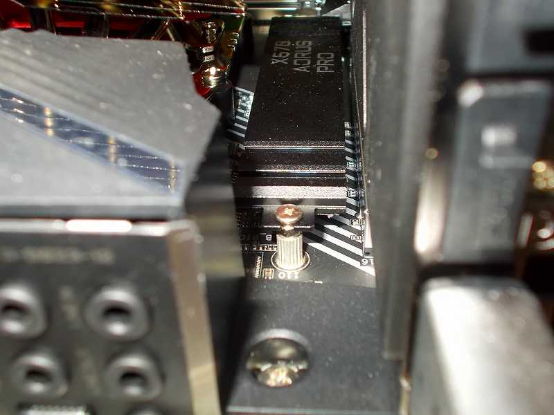 第 3 世代 Ryzen CPU（Zen 2）でこだわりの自作 PC を仮組！テストベンチ動作確認編、ビデオカード MSI Radeon RX Vega 64 Air Boost 8G OC 装着後の GIGABYTE X570 AORUS PRO rev.1.0 M.2 SSD ソケット（M2A_SOCKET）付属ヒートシンク、ビデオカードとマザーボード付属 M.2 SSD ヒートシンクとの干渉はなし