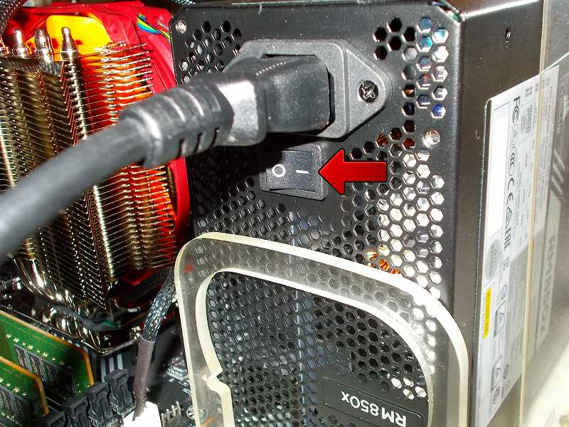 第 3 世代 Ryzen CPU（Zen 2）でこだわりの自作 PC を仮組！テストベンチ動作確認編、電源ユニット Corsair RM850x - 電源ケーブル 接続、電源ユニットスイッチ（I/O）を I 側に切り替え