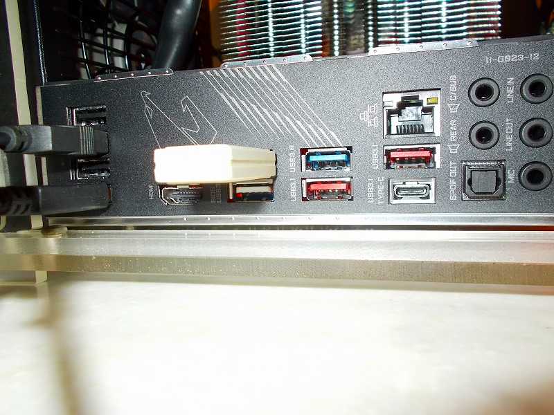 第 3 世代 Ryzen CPU（Zen 2）でこだわりの自作 PC を仮組！テストベンチ動作確認編、マウス・キーボード、USB メモリ 接続、マザーボード GIGABYTE X570 AORUS PRO rev.1.0 BIOS が初期版の F3 だったため、USB ポートによってマウス・キーボードの挙動が不安定だったり認識しないことがある