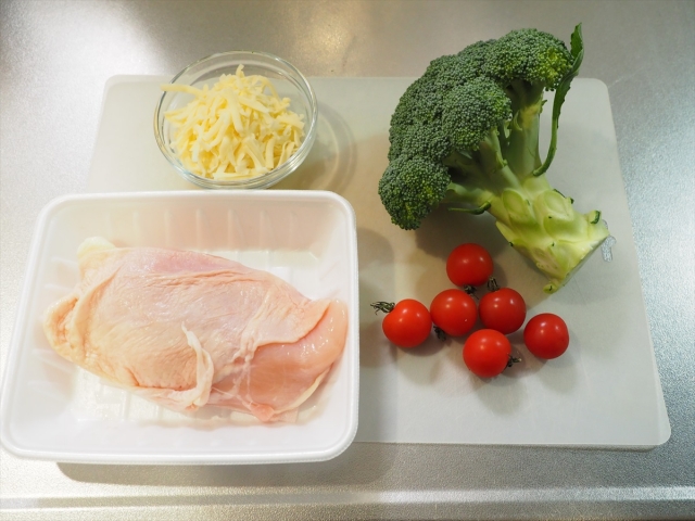 鶏むね肉とブロッコリーのトマト001_R