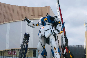 福岡の実物大立像「RX-93ffν ガンダム」、ロングレンジ・フィン・ファンネル取り付け完了t