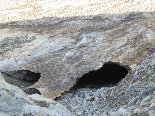 雪渓の穴