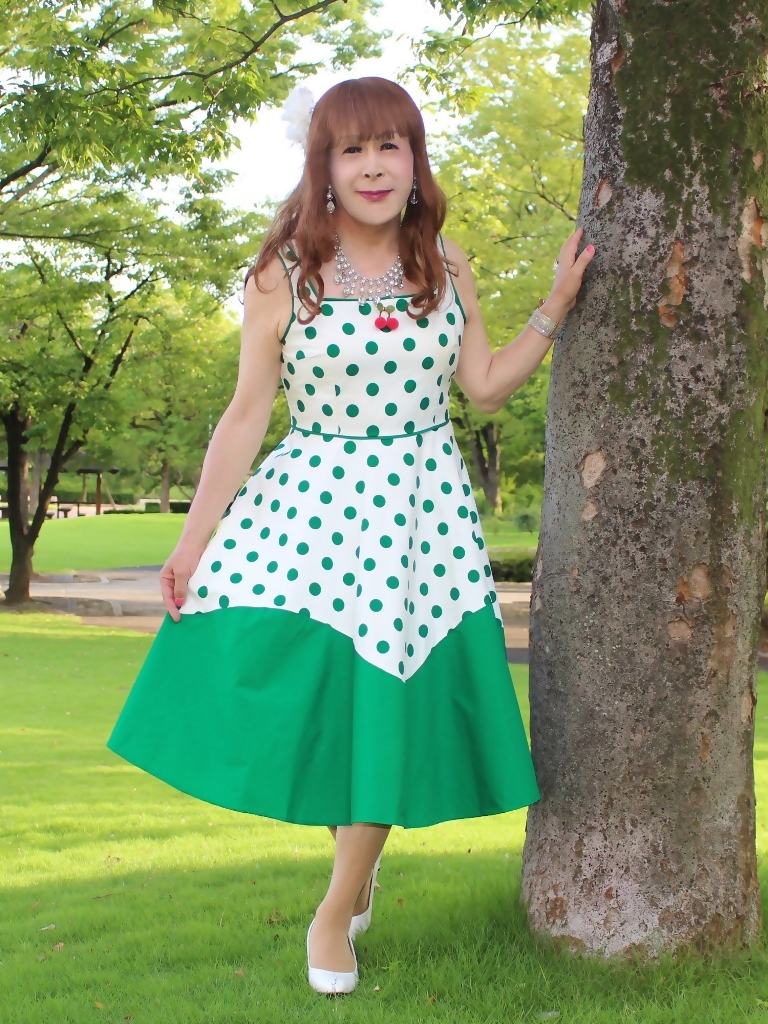 緑ドット柄ドレス公園A(1)