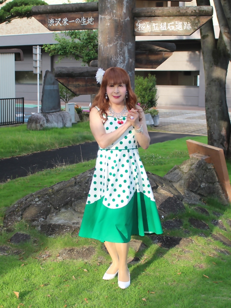 緑ドット柄ドレス公園A(3)