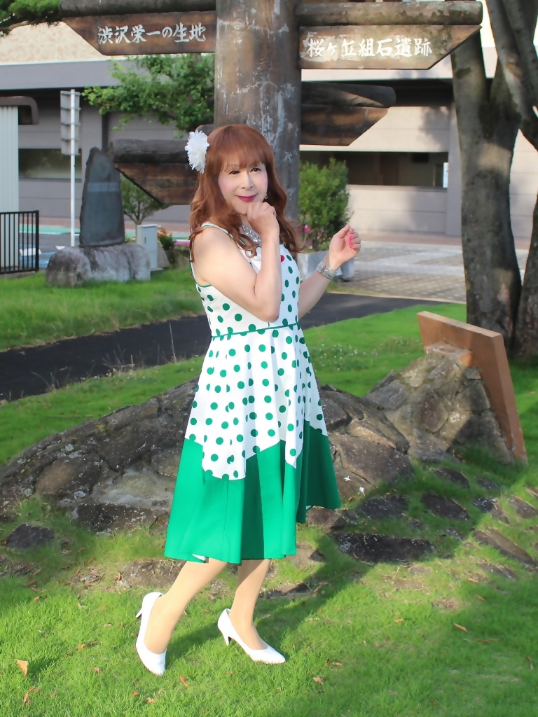 緑ドット柄ドレス公園A(4)