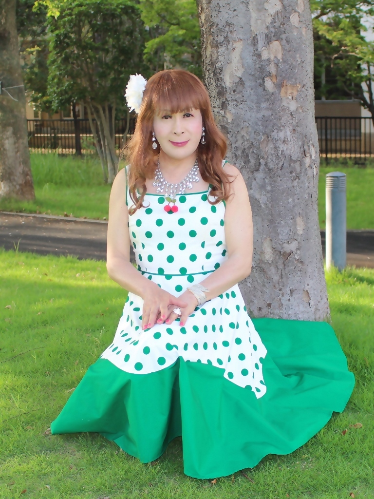緑ドット柄ドレス公園A(5)