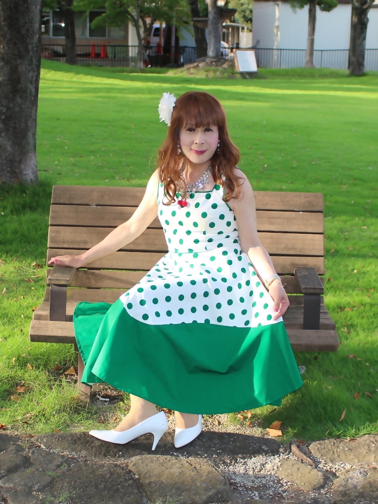 緑ドット柄ドレス公園A(7)