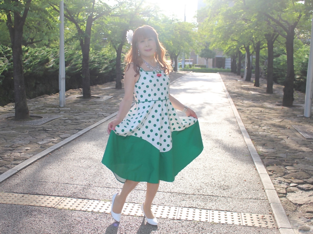 緑ドット柄ドレス公園B(1)