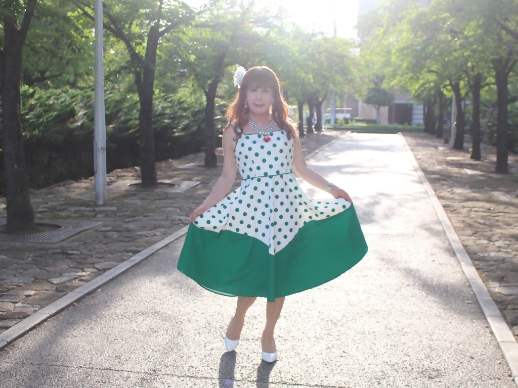 緑ドット柄ドレス公園B(2)