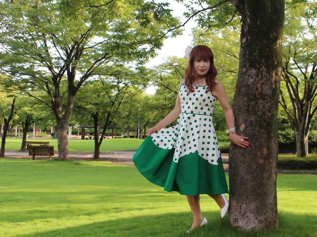 緑ドット柄ドレス公園B(3)