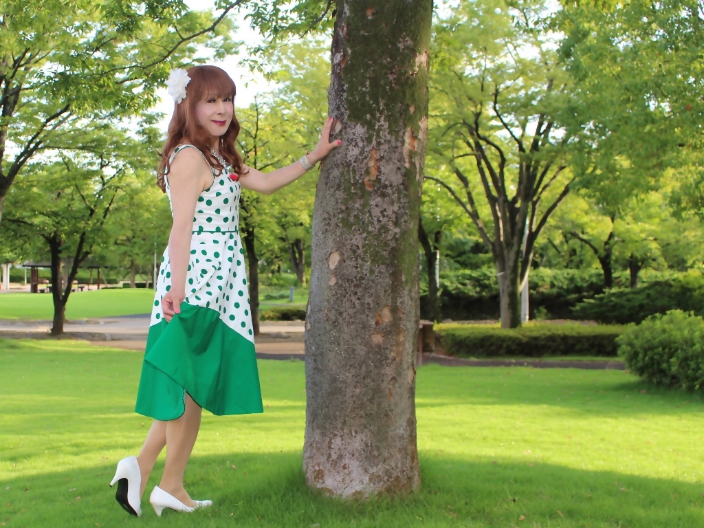 緑ドット柄ドレス公園B(4)