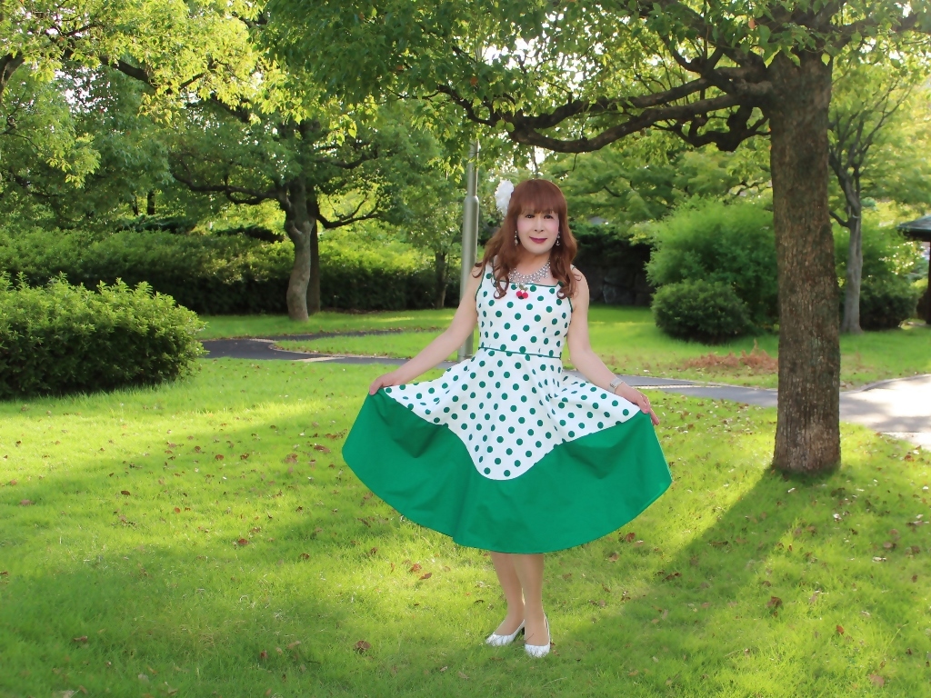 緑ドット柄ドレス公園B(5)
