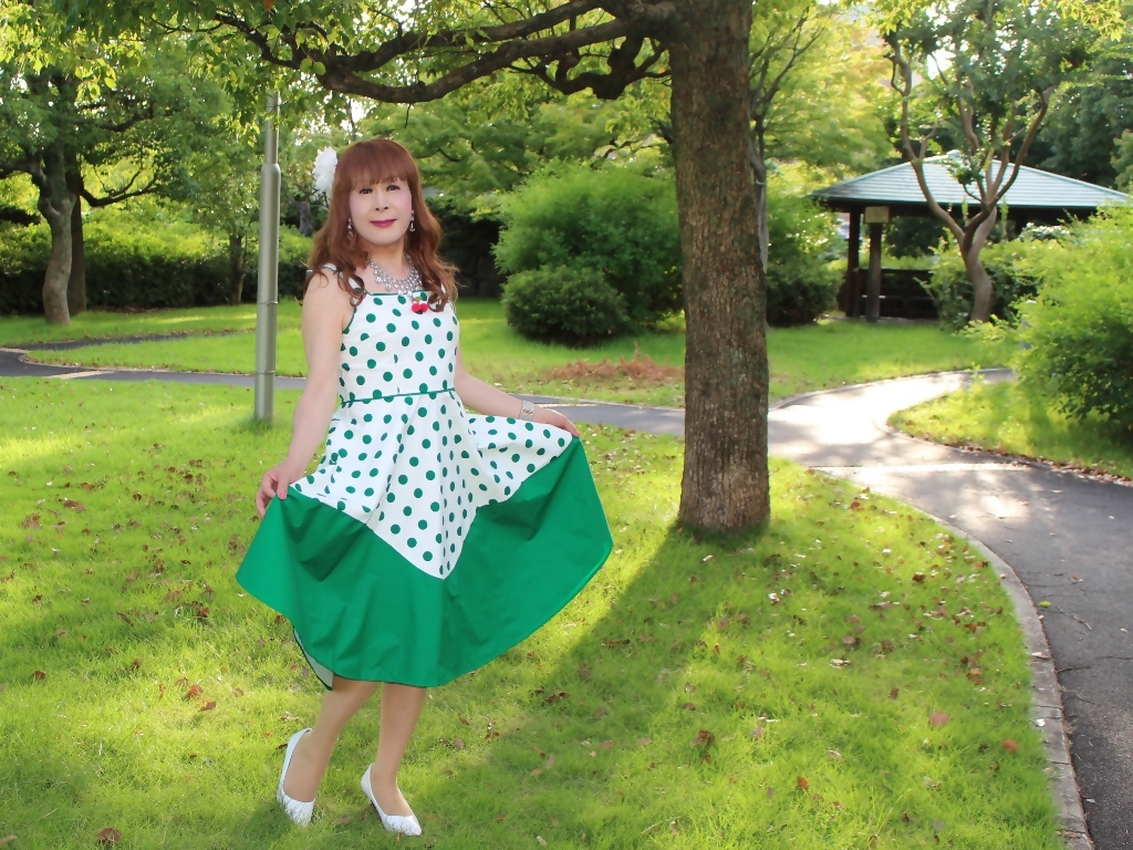緑ドット柄ドレス公園B(6)