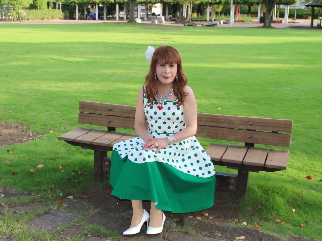 緑ドット柄ドレス公園B(8)