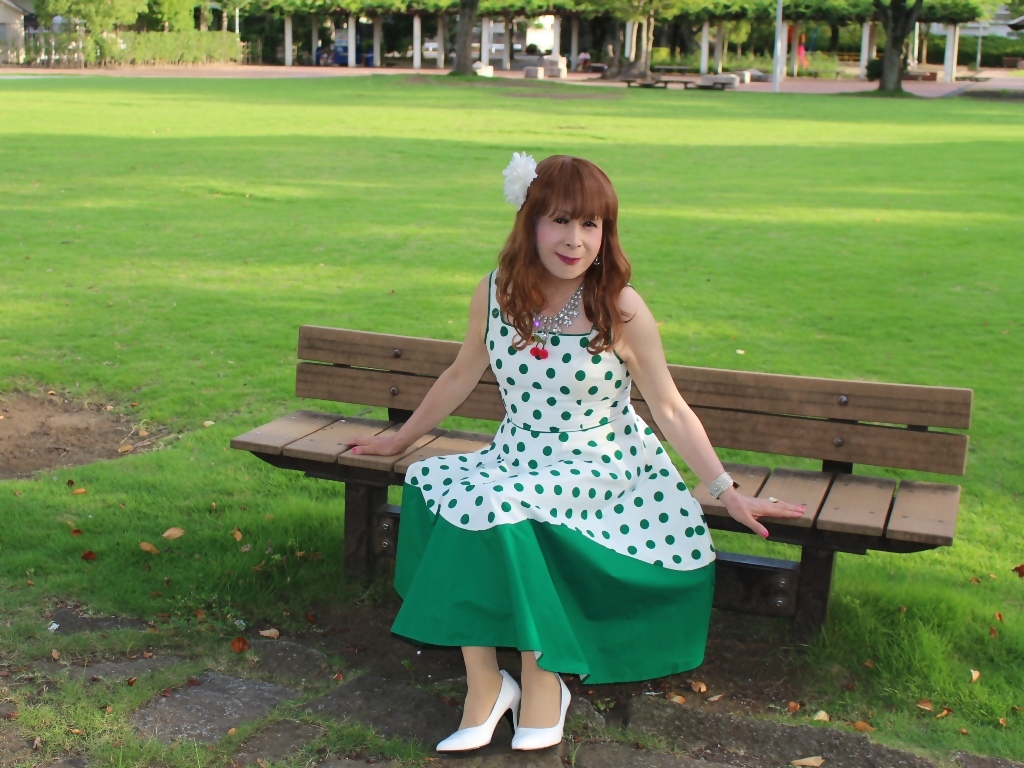 緑ドット柄ドレス公園B(9)