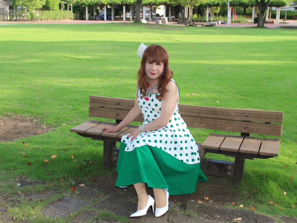 緑ドット柄ドレス公園B(10)
