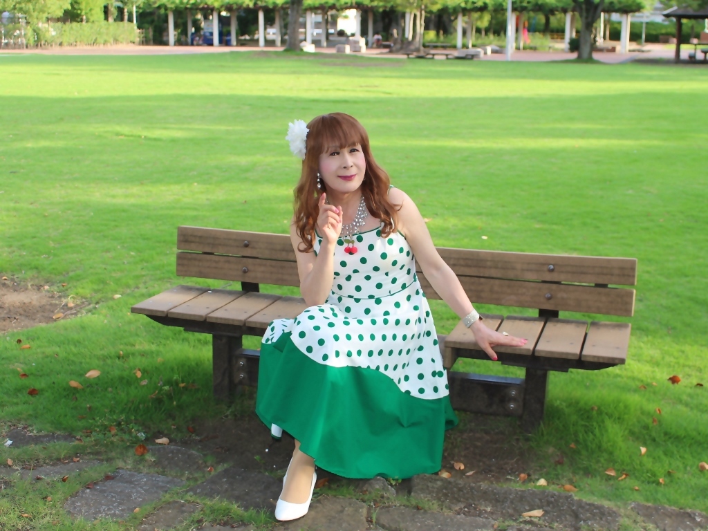 緑ドット柄ドレス公園B(11)