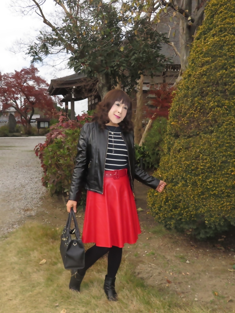 黒レザージャケットに赤レザースカート(1) - 星野愛(めぐみ)のブログ