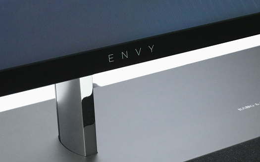 HP ENVY All-in-One 27_ENVYロゴ_0G1A3497t