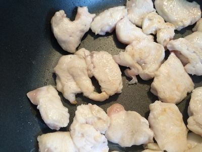 鶏むね肉と小松菜のコンソメ炒め２