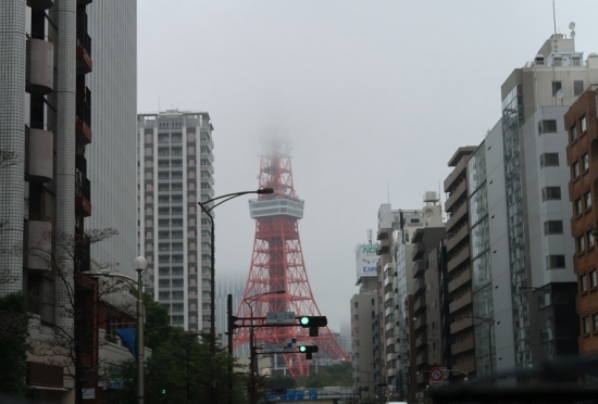 霧に隠れる東京タワー