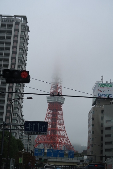 霧に隠れる東京タワー