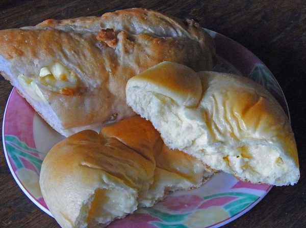 御殿場パン工房山口屋のクリームパンとチーズくるみパン