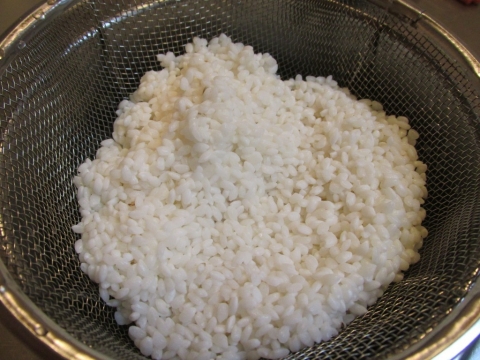 米を水に浸しておく１