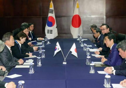 韓国の文在寅大統領、安倍首相との会談の中で、韓国大法院が日本企業に賠償を命じた強制徴用訴訟判決に「韓国政府は大法院の判決に関与することはできない」と伝える