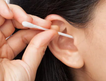 日本耳鼻咽喉科学会 「耳あかは耳の奥に溜まりません。自然に耳の外に排出されるので、耳掃除は基本的に必要無い」 … 耳あかが耳の奥に貯まらない事を実証した動画を作製（動画）