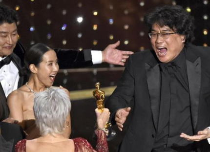 韓国・朝鮮日報社説「ポン・ジュノ監督の映画『パラサイト 半地下の家族』がアカデミーの作品賞と監督賞、脚本賞、国際長編映画賞まで受賞した。日本もなし得なかったオスカーのトロフィーを取るのはノーベル文学賞の受賞よりも難しい」