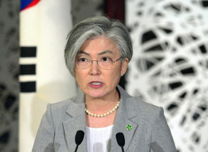 日本政府が韓国からの入国者を隔離する方針をとった件、康京和外相「防疫能力が無い国が入国禁止という野暮な措置をとる」 大統領府高官「過激な措置だ」