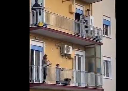 自宅待機で暇を持て余したイタリア人、バルコニーや窓辺で楽器を演奏して歌を披露したり、国旗を掲げたりして励まし合う（動画）