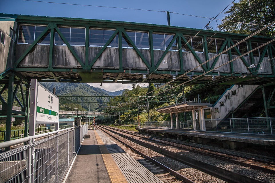 土樽駅跨線橋と上りホーム
